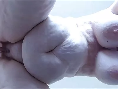 Rondborstige cosplay sletten trio sex filmpjes bedrijven lesbische liefde in de woonkamer
