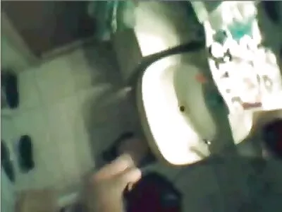 Brunette Goddes wordt anaal en vaginaal amateur sex filmpjes geploegd totdat ze klaarkomt