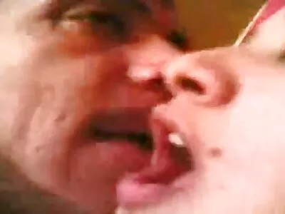 Twee donkerharige dames delen trio sexfilmpjes een grote vleespaal in een trio