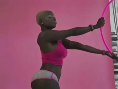 Blonde met sappige tieten geneukt erotische sex filmpjes op de bank door Aziatische inamorato