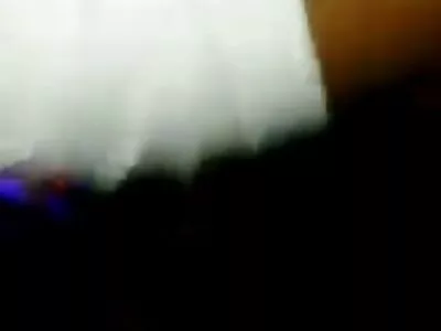 Brunette slet geeft pijpbeurt en wordt genageld in een openbaar  toilet
