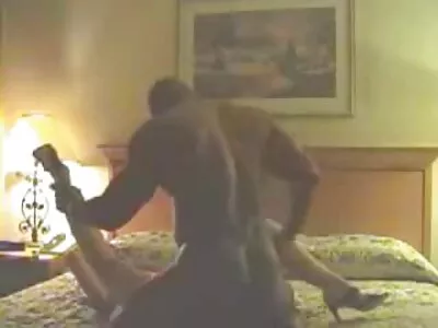 Zwarte pornoster geeft manlief les door te  dollen met een andere man