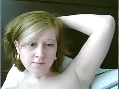 Voor een lekkere massage wordt de knapperd op zijn pik gratis trio sex filmpjes gezogen door een prachtige MILF