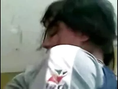 Geile verveelde detective babe houdt sex filmpjes lul van willekeurige kerel vast