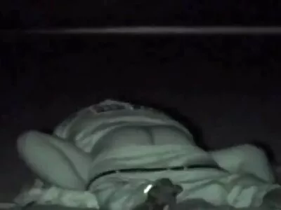 Bebaarde man gebruikt een glazen seksspeeltje om tienerhoer voor te bereiden op anaal harde sex filmpjes