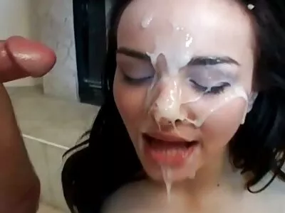 Ebony man gebruikt getatoeëerde slet's gratis sexfilmpjes grote geoliede tieten en mond om klaar te komen