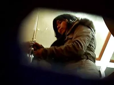 Naakte Japanse meid wrijft ongeschoren gratis lesbische sex filmpjes perzik met verschillende speeltjes