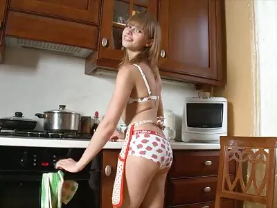 Petite blondie toont haar sexy lichaam in hollandse sexfilmpjes HD