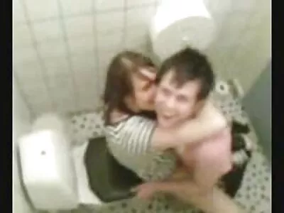 Grote kont Spaanse MILF neemt deel aan onstuitbare youtube sexfilmpjes anale trio