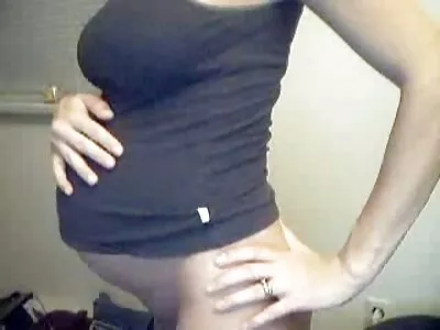 Brunette MILF met grote tieten neukt jongere vriendin in de frisse lucht anale sexfilmpjes