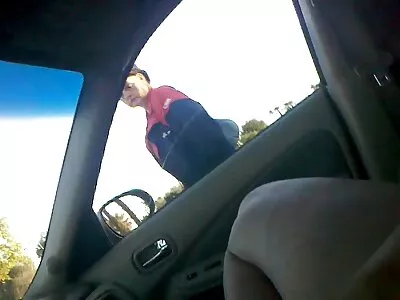Zeer aantrekkelijke  meid stript haar hand in slipje