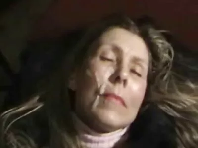 Hete brunette babe 123 sex filmpjes krijgt haar kont bespeeld en geneukt