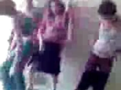 Moeder laat haar dochter zien hoe ze vlaamse sexfilmpjes een grote lul moet zuigen