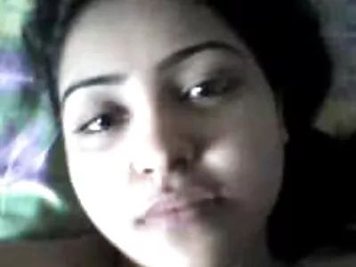 De rondborstige blonde babe houdt homo sexfilmpjes er gewoon van om haar kont gelikt te krijgen