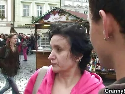 Splendid Latina gebruikt een bekwame mond om de lul van  de cameraman te bevredigen
